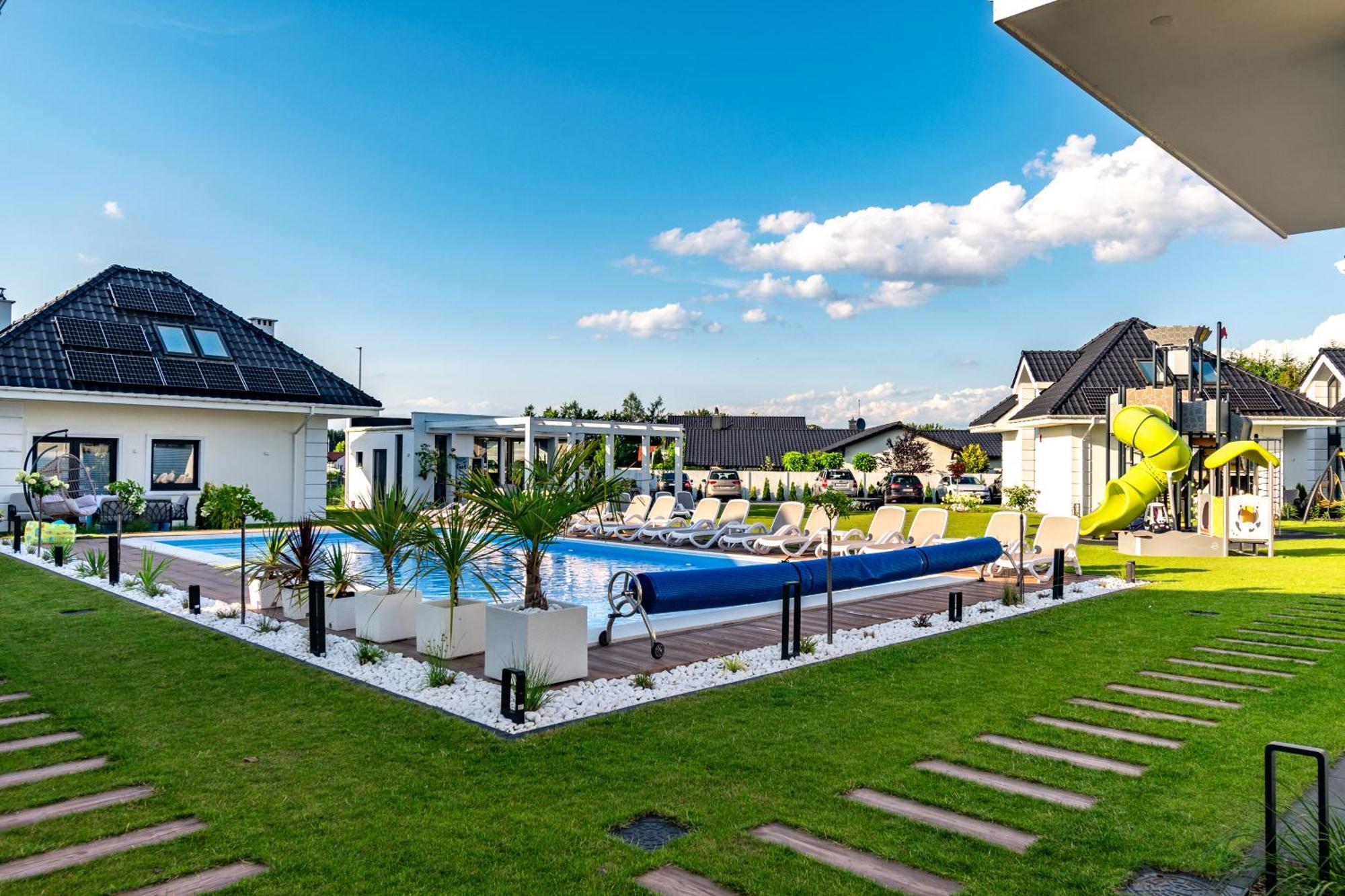 Family Resort Ustka - Domki Dwupoziomowe Z Basenem Exterior photo