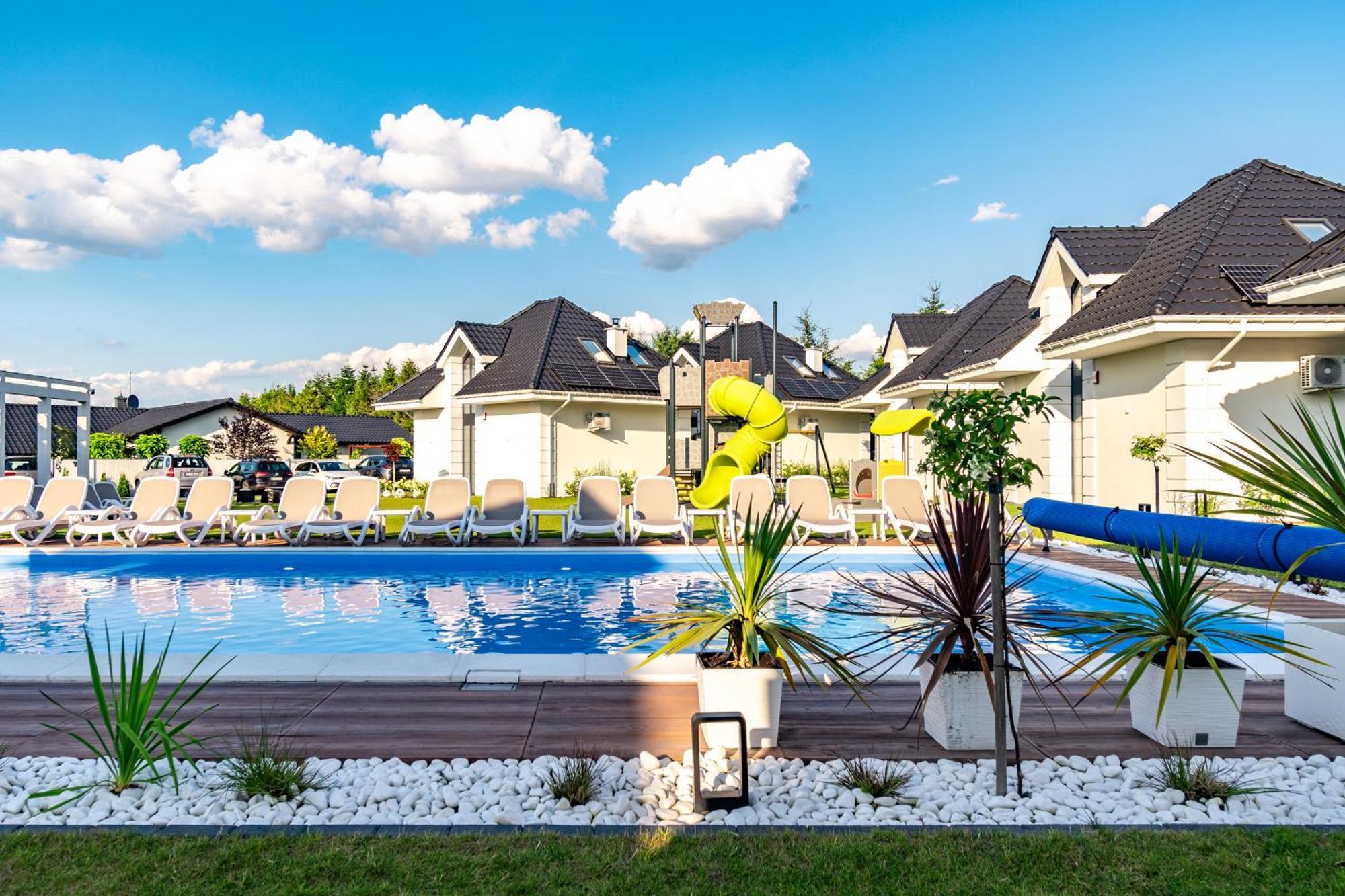 Family Resort Ustka - Domki Dwupoziomowe Z Basenem Exterior photo