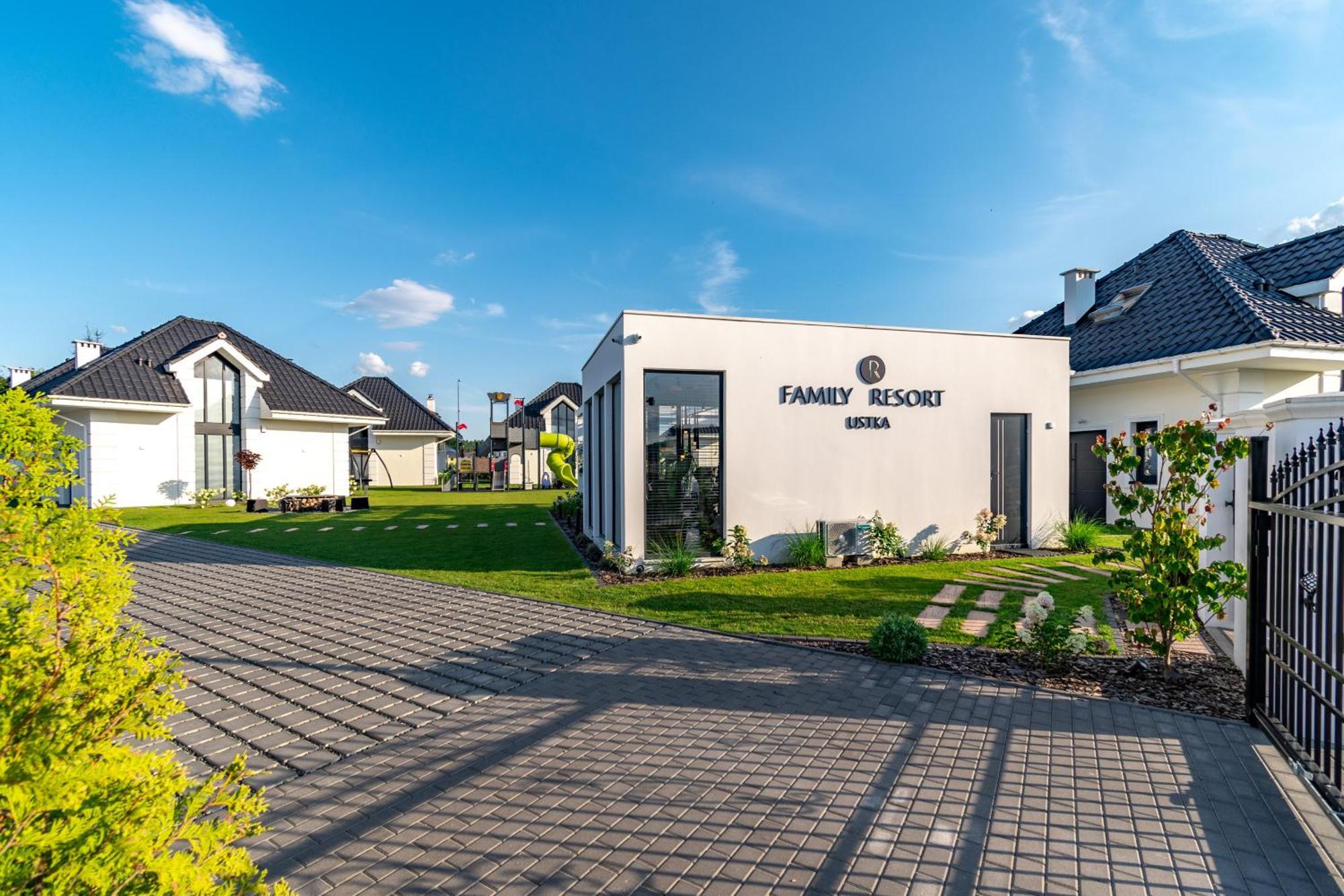 Family Resort Ustka - Domki Dwupoziomowe Z Basenem Exterior photo